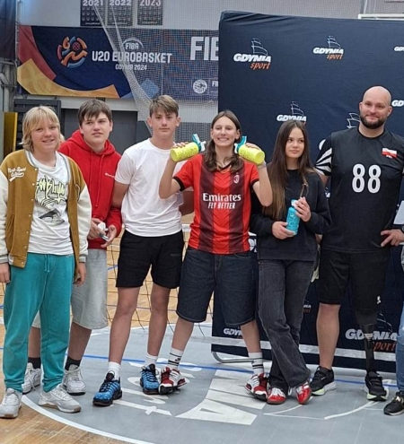 Siatkówka na siedząco – lekcja sportu i siły ducha